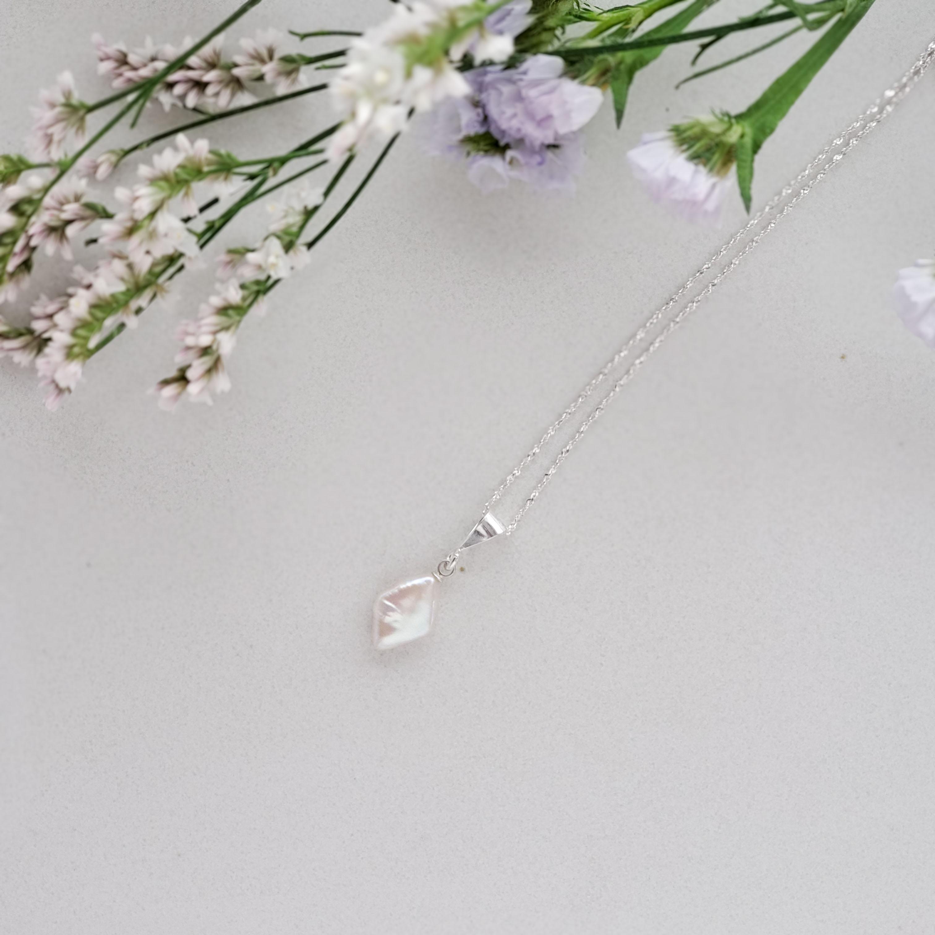 淡水パール 白 ダイヤ シルバー ネックレス Silver 菱形 四角 可愛い ワンポイント ホワイト 華奢 シンプル1枚目の画像