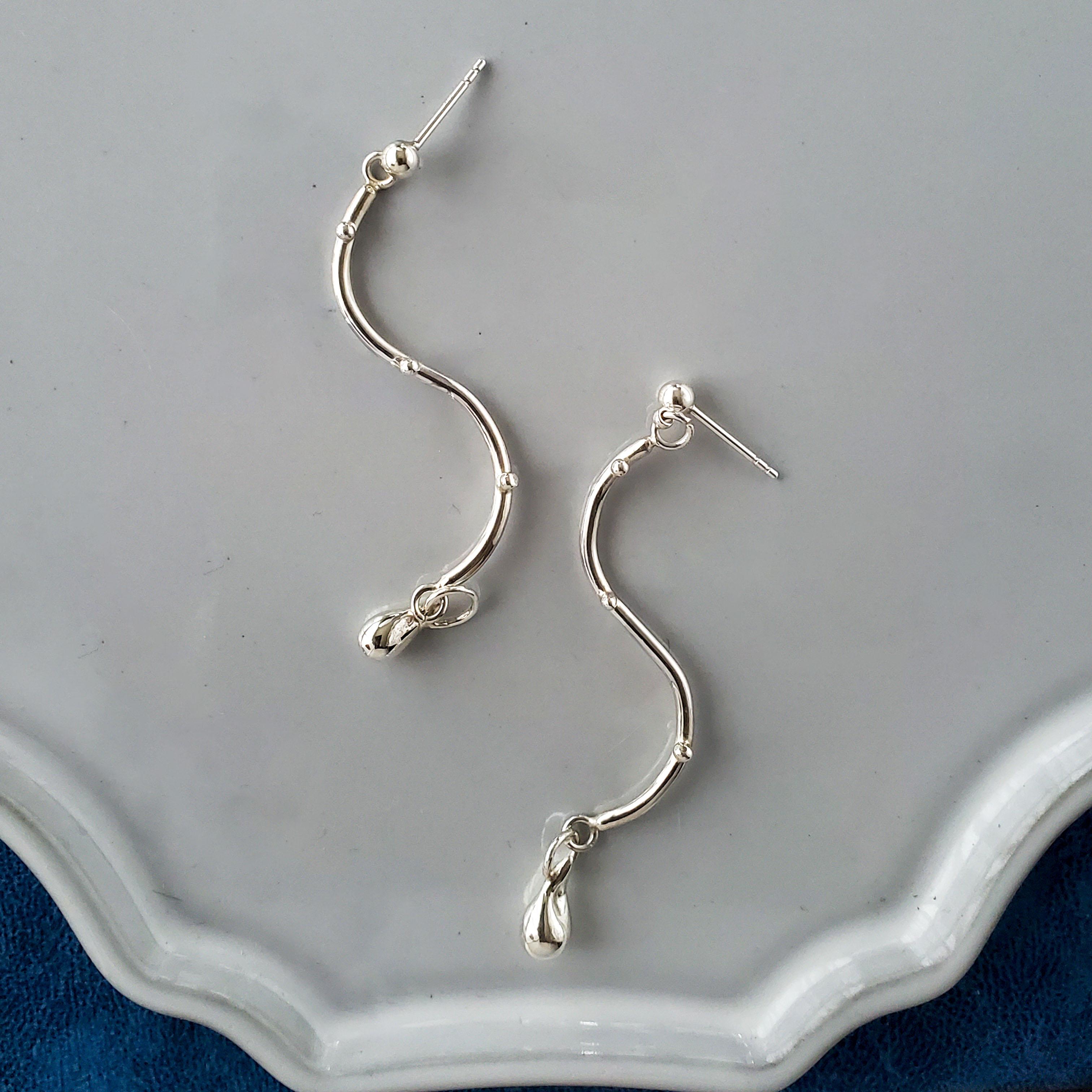 Petrichor｜雫のゆらぎピアス_001｜シルバー950 925 ピアス 雨 雫 シンプル 揺れる Silver1枚目の画像
